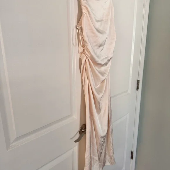 Elegant White Sleeveless Dress - Picture 5 of 7